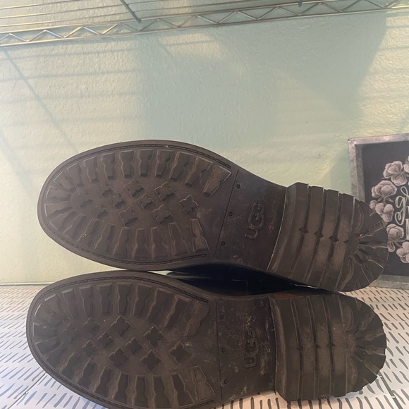 Women’s UGG Chancery Boots softly worn only once! Perfect condition. - Picture 3 of 6